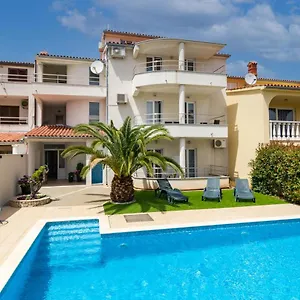 https://apartments-and-rooms-alenka.pula-hotels.org